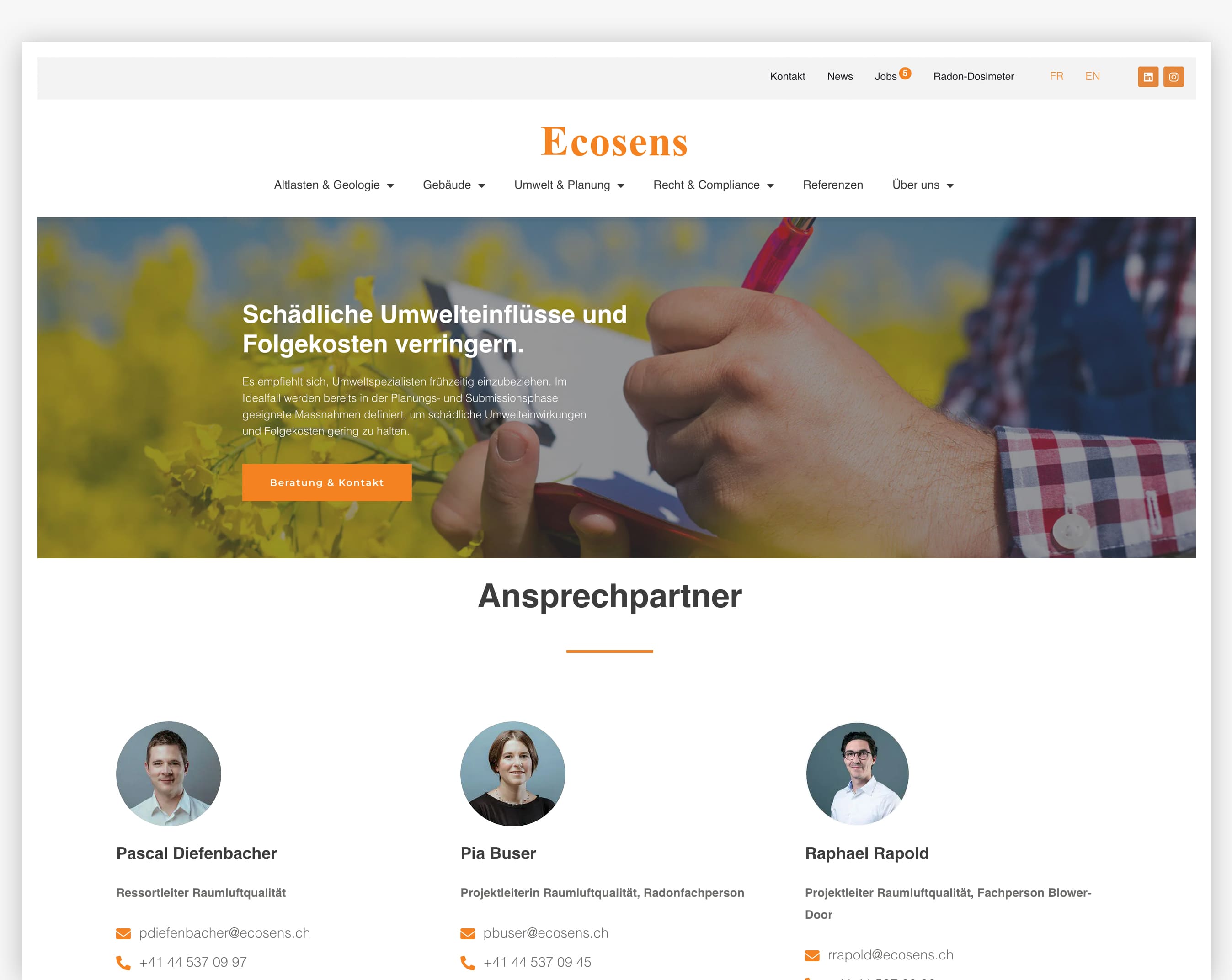 Screenshot der Ecosens-Website mit Handschrift im Freien und Kontakten zum Team unten.