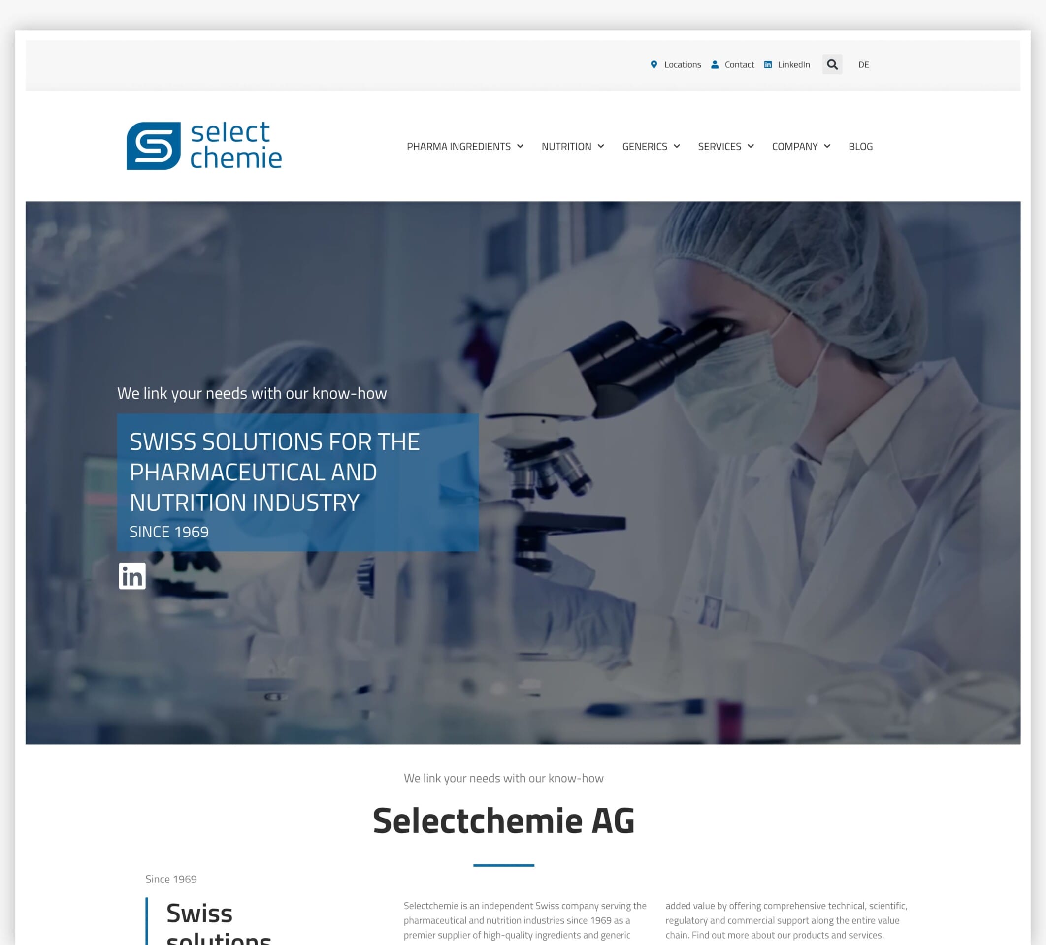 Wissenschaftler in Schutzkleidung benutzt ein Mikroskop; in der Kopfzeile steht "Selectchemie", Schweizer Lösungen.