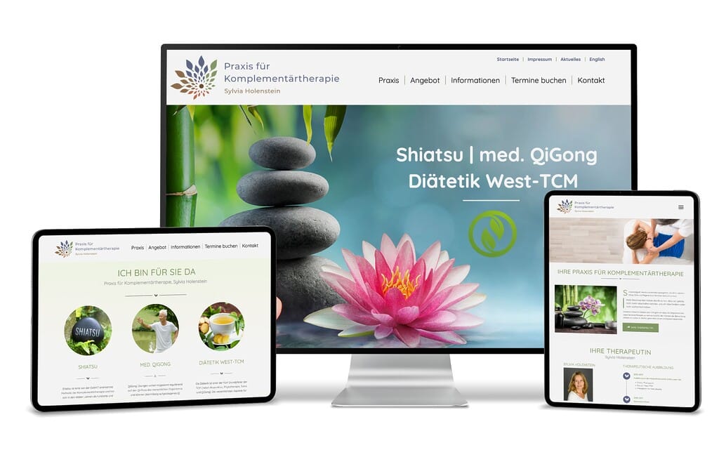 Monitor, Tablet und Smartphone zeigen die Website "Praxis für Komplementärtherapie" mit Lotusblume.