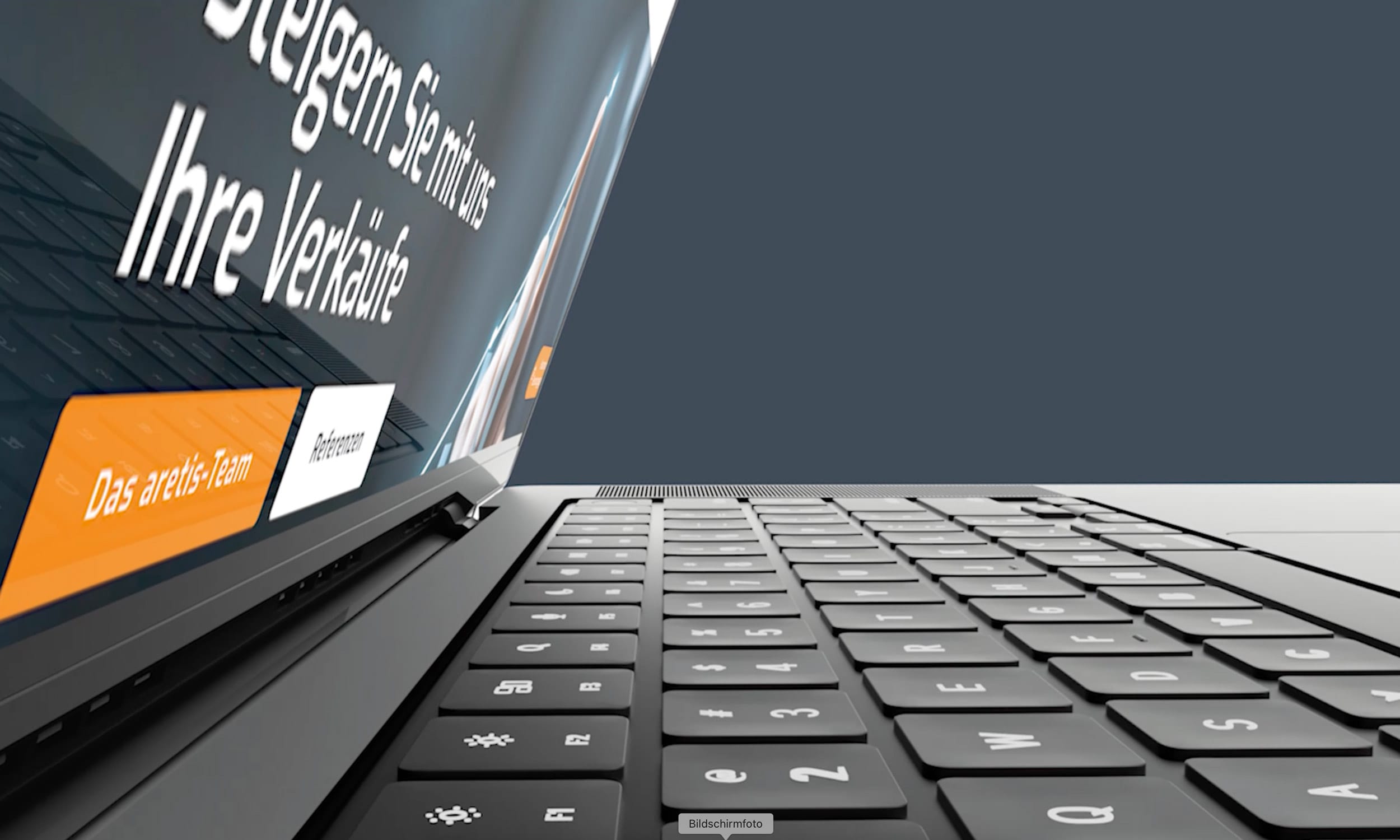 Laptop-Seitenansicht mit deutscher Website mit "Ihre Verkäufe" und orange/weißen Schaltflächen auf dem Bildschirm.