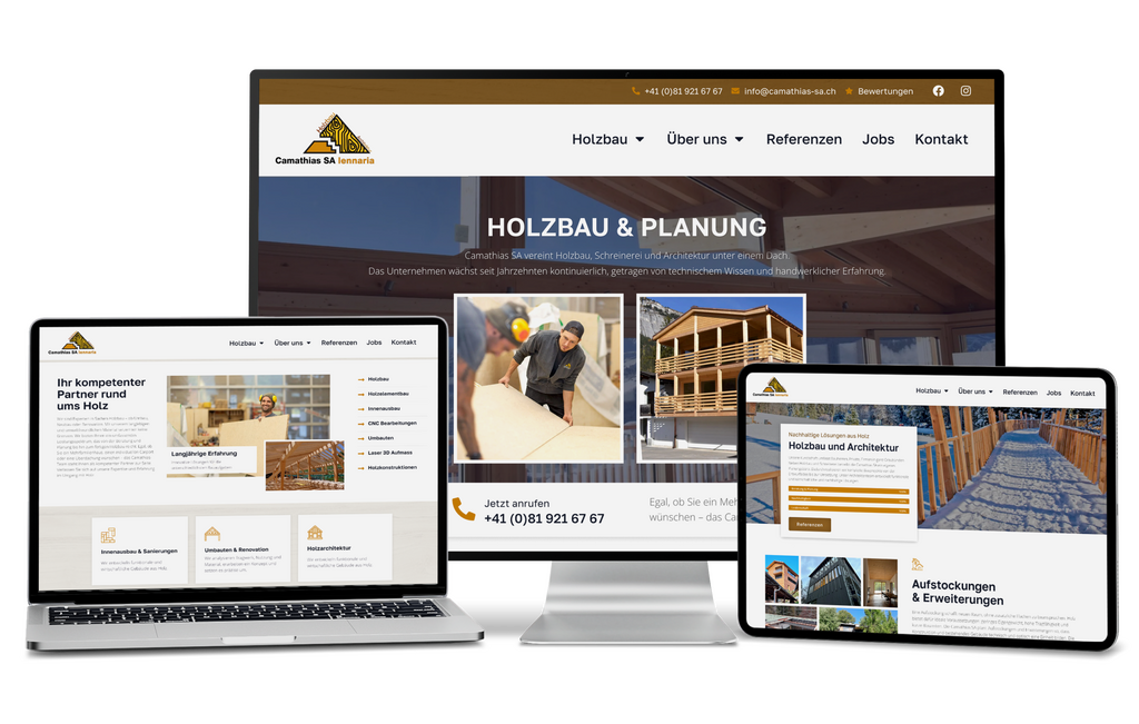 Drei Geräte zeigen eine deutsche Holzbau-Website mit Holzgebäuden und Arbeitern.