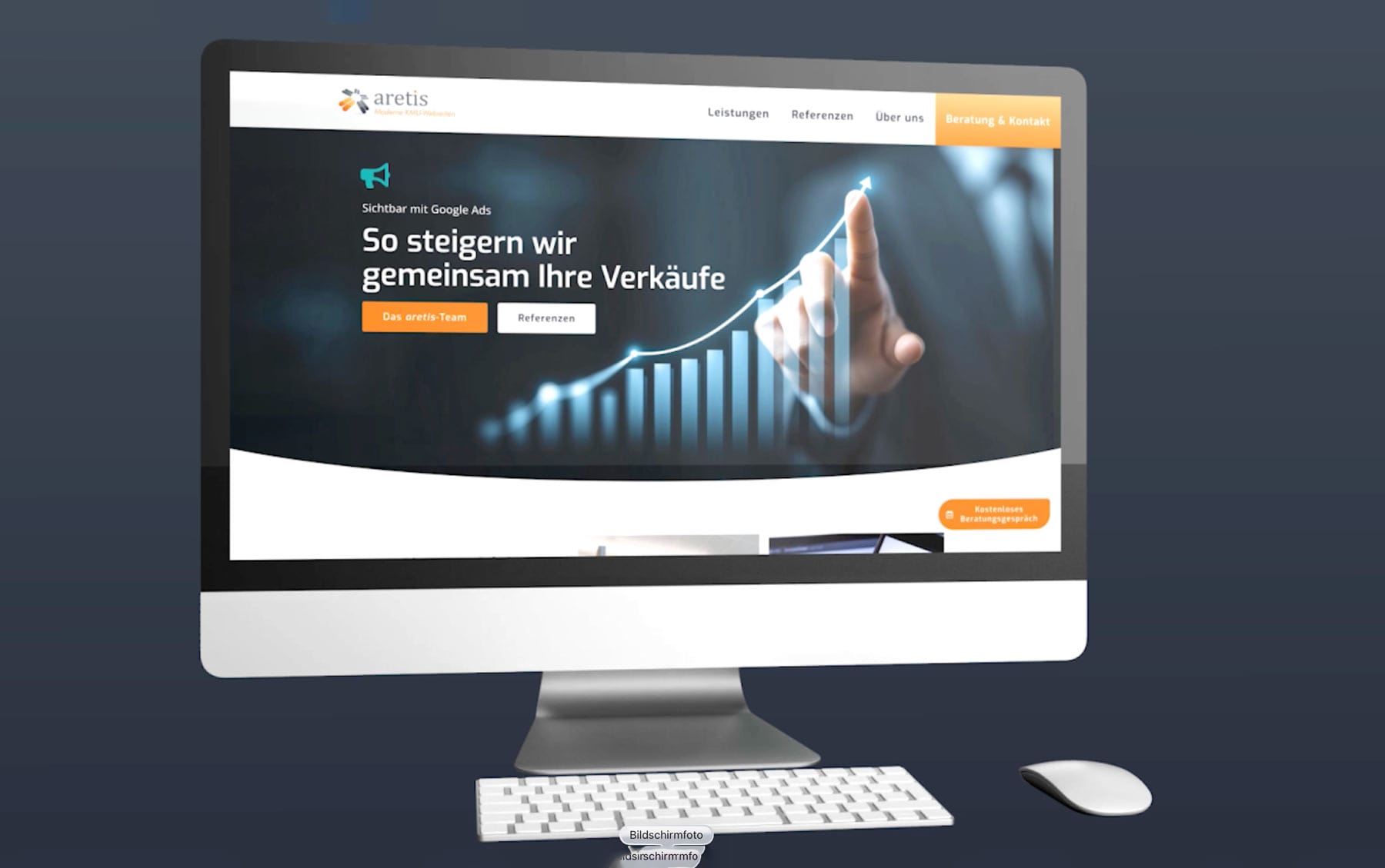 AretiS-Website auf einem Desktop-PC, Banner mit Hand und Aufwärtsdiagramm, Menü oben sichtbar.