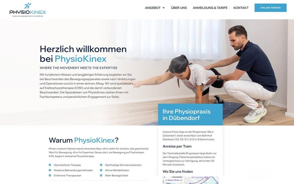 Ein Physiotherapeut unterstützt eine Frau dabei, ihr Bein auf einer Matte in der hellen PhysioKinex-Praxis zu dehnen.